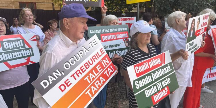 Протестующие у СИЗО №13 выступили против румынизации страны