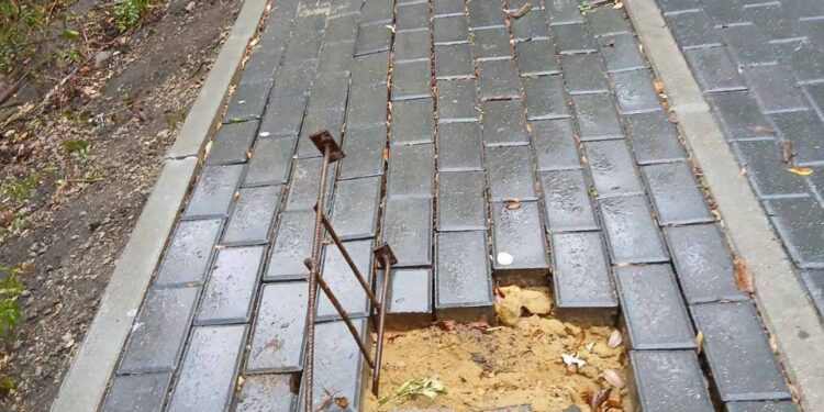 Vandalism la Parcul „Rîșcani”: mobilier urban distrus și pavaj demontat