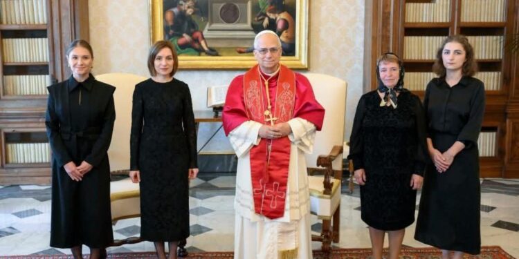 Sărăcie pentru unii, Vatican pentru alții: Președinția neagă folosirea banilor publici