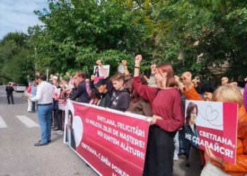 Acțiune la Penitenciarul nr. 13. Protestatarii au felicitat-o pe Svetlana Popan cu ocazia aniversării |VIDEO