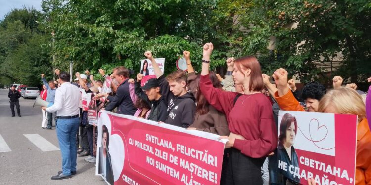 Acțiune la Penitenciarul nr. 13. Protestatarii au felicitat-o pe Svetlana Popan cu ocazia aniversării |VIDEO