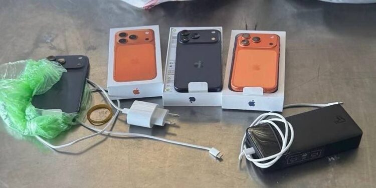 Cetățean ucrainean prins la vamă încercând să introducă ilegal patru iPhone 17 Max Pro
