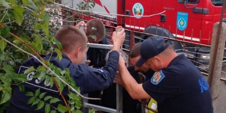 Спасатели вытащили 75-летнего мужчину из коллектора