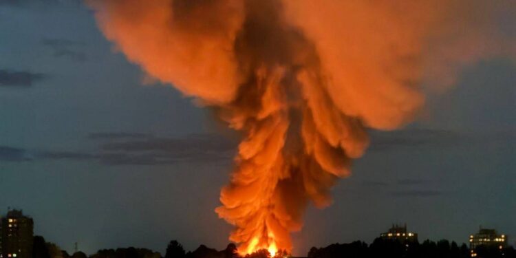 Explozie puternică zguduie Swindon, evacuări în zonă industrială