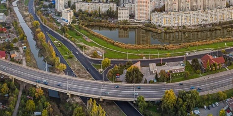 Podul de pe strada Mihai Viteazul din Chișinău a fost redeschis complet