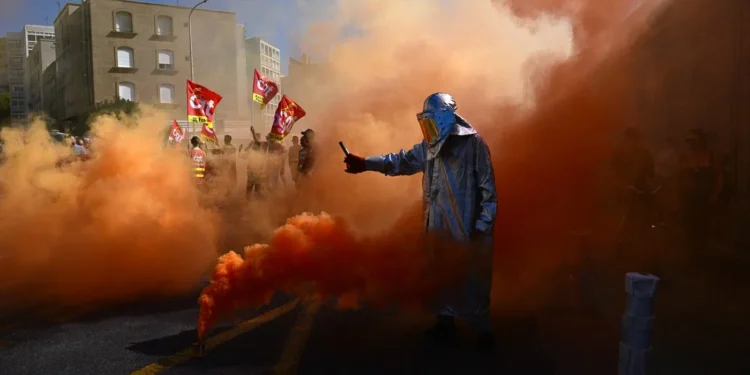 Franța nu-l mai vrea pe Macron. Protestele de masă riscă să blocheze întreaga țară |VIDEO