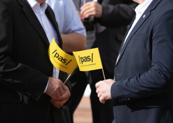 Agitatori PAS prinși „confiscând” ziarele competitorilor în campania electorală