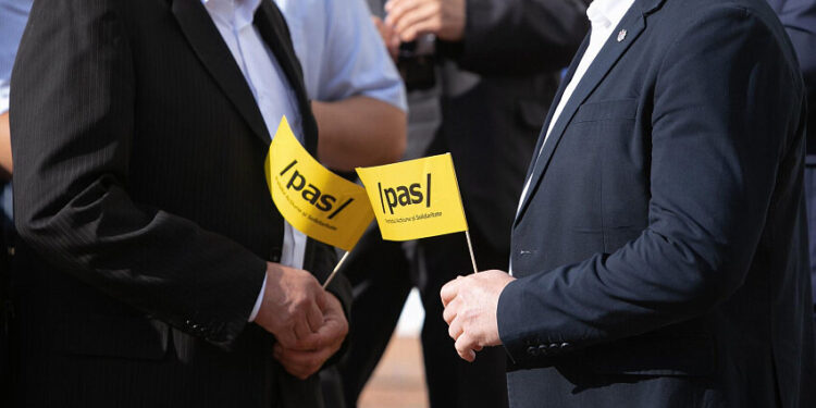 Agitatori PAS prinși „confiscând” ziarele competitorilor în campania electorală