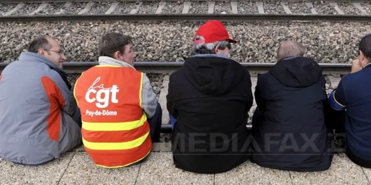 Франция парализована всеобщей забастовкой. Транспорт и государственные услуги будут затронуты