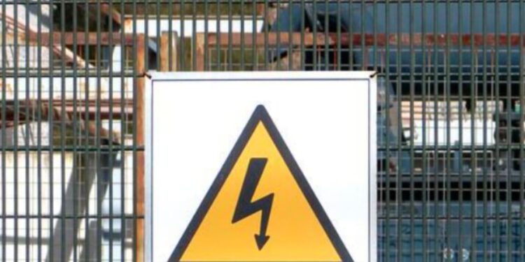 Родился в рубашке! Ребёнок оказался в опасности, проникнув на территорию электроподстанции, чтобы достать мяч