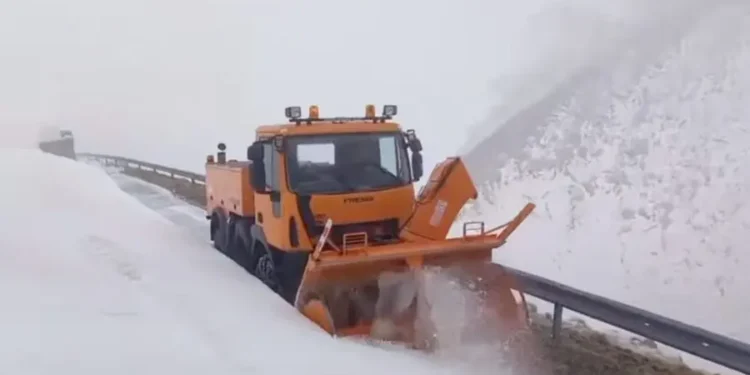 Transalpina, închisă din cauza ninsorilor abundente și a viscolului