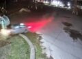 Momentul în care un taximetru doboară din viteză o răstignire, la Ialoveni