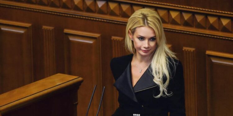 Fosta deputată ucraineană Irina Kormîșkina și familia, scoși din avion la Chișinău