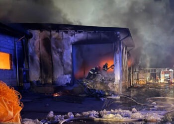 Крупный пожар на складе в секторе Ботаника. С огнем боролись 18 расчетов