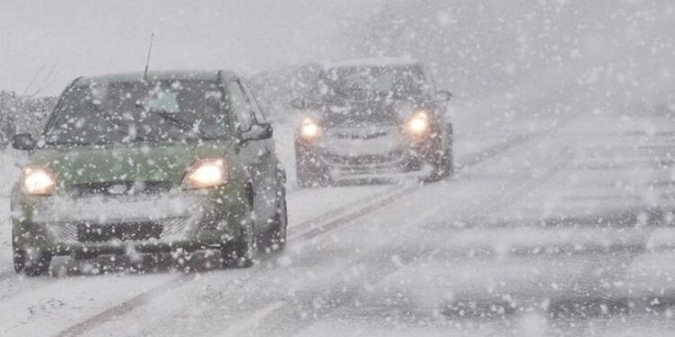 Обильный снегопад в Румынии: дороги заблокированы, на трассах происходят аварии