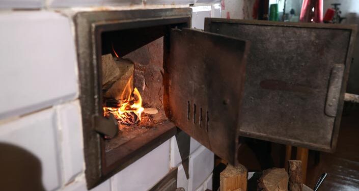 Дрова снова подорожали: Топить будем старой мебелью и мусором