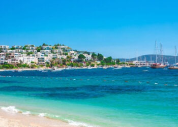 Российские туристы не могут вылететь из Турции из-за вируса Коксаки