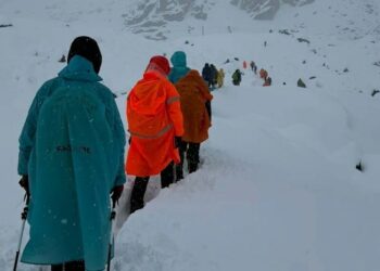 Снежная буря на Эвересте отрезала почти тысячу альпинистов