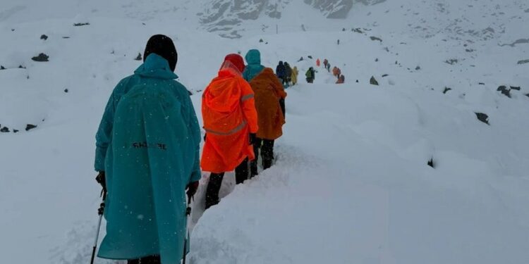 Снежная буря на Эвересте отрезала почти тысячу альпинистов