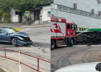 Авария в День города Кишинёва. Две машины столкнулись, одна перевернулась