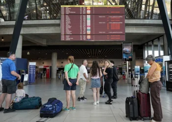 Забастовки французских авиадиспетчеров парализуют авиасообщение в Европе Об этом сообщает «Рамблер»