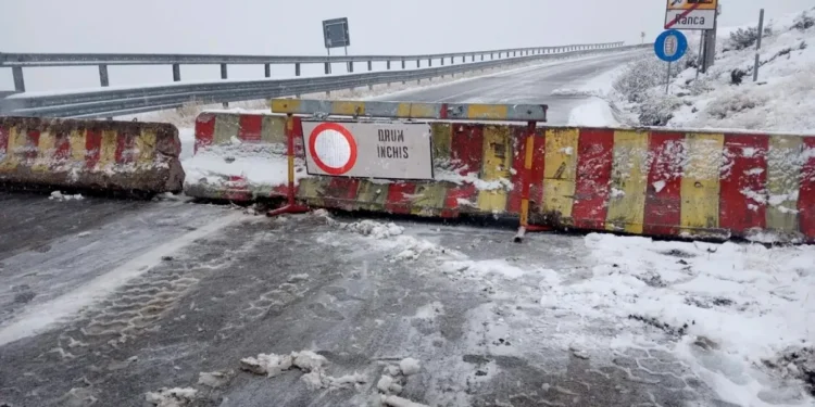 Румыния: сильный снегопад перекрыл дороги, закрыт Трансфэгэрашан