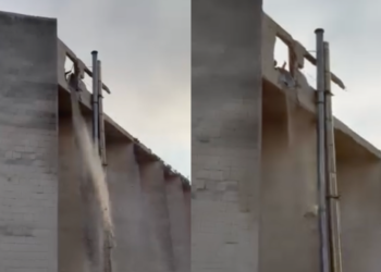 В центре Кишинева строительный мусор сбрасывают с высоты с разрушаемого здания