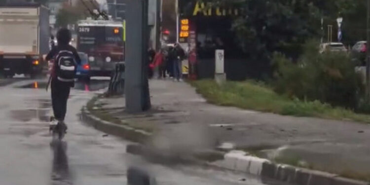 В Кишиневе на высокой скорости по дождливой дороге ехал ребенок в наушниках