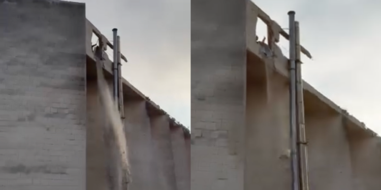 В центре Кишинева строительный мусор сбрасывают с высоты с разрушаемого здания