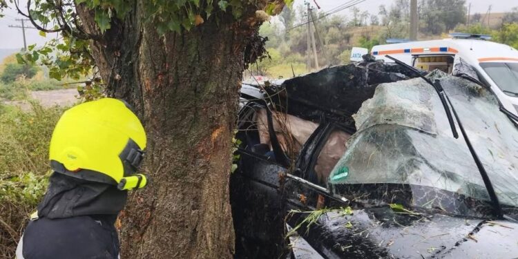 В Каушанском районе автомобиль врезался в дерево: в машине оказались заблокированы двое человек