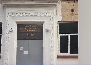 В одной из столичных гимназий ремонта ждут уже 33 года. Работы обещают начать в 2026 году