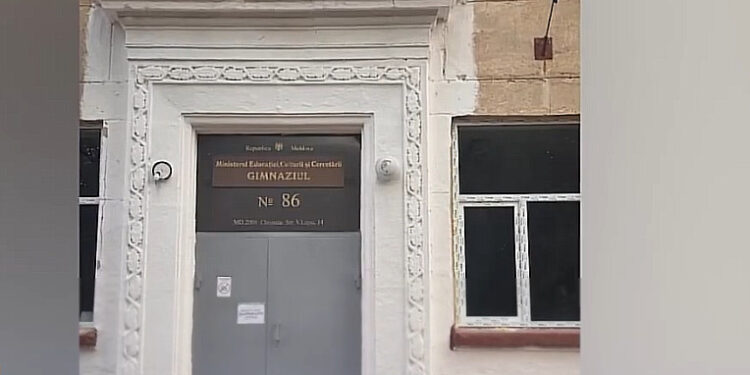 В одной из столичных гимназий ремонта ждут уже 33 года. Работы обещают начать в 2026 году