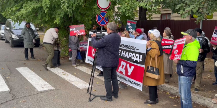 Участники протеста у тюрьмы №13 возмущены результатами выборов