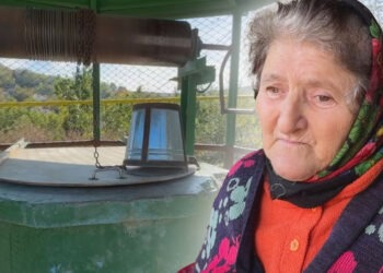 Pe frig, la robinetul din curte. Viața unei familii, fără apă caldă și canalizare