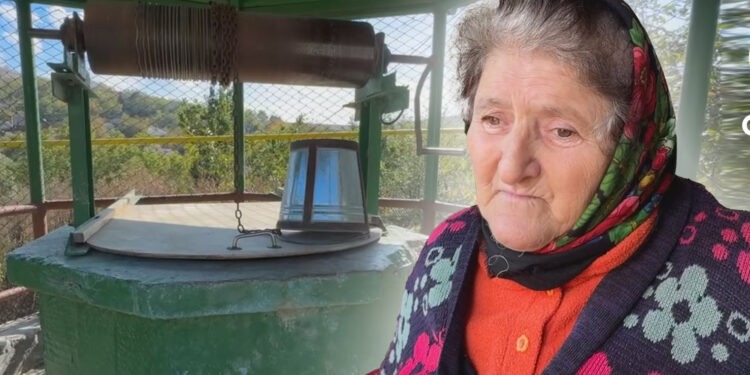 Pe frig, la robinetul din curte. Viața unei familii, fără apă caldă și canalizare