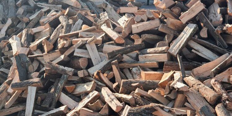 Lemnele s-au scumpit din nou. Încălzim cu mobilier vechi și deșeuri