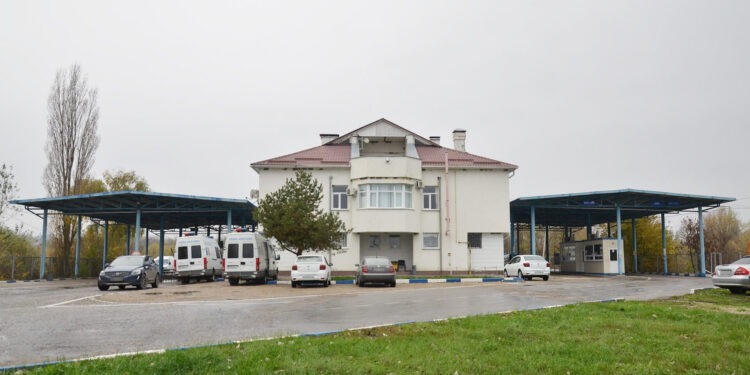 Femeie amendată cu 25 de mii de lei pentru tentativă de corupere a unui vameș