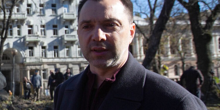 «Как Саша Белый на стрелку». Арестович хочет поехать к Путину