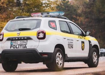 Accident rutier în Ialoveni: Un polițist rănit după coliziunea cu un microbuz