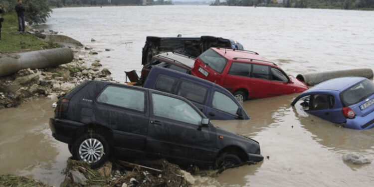Viitură devastatoare în Bulgaria: un râu „renăscut” a înghițit hotelurile din Elenite