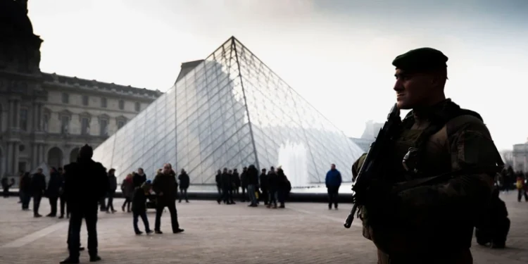 В Лувре произошло ограбление