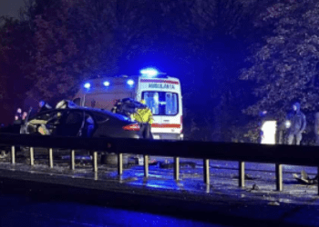 Accident cumplit la ieșirea din Chișinău: Un Mercedes s-a răsturnat după ce a fost lovit de un Ford. Patru persoane, grav rănite