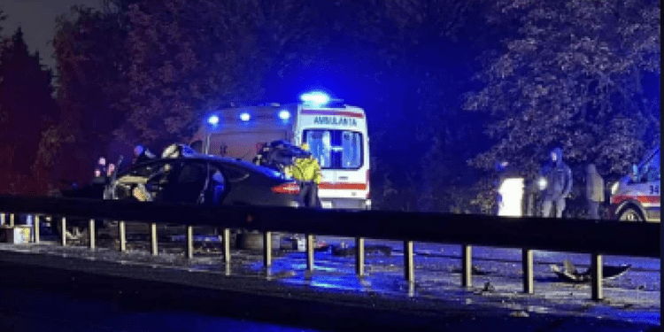 Accident cumplit la ieșirea din Chișinău: Un Mercedes s-a răsturnat după ce a fost lovit de un Ford. Patru persoane, grav rănite