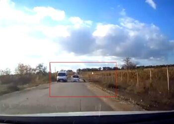 Momentul în care un șofer teribilist pierde o roată într-o depășire periculoasă