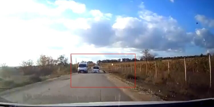 Momentul în care un șofer teribilist pierde o roată într-o depășire periculoasă