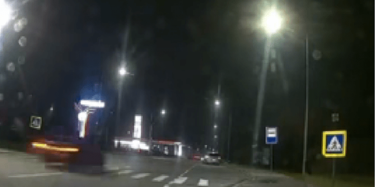 Cursă nocturnă lângă Aeroport: Un șofer beat a ajuns cu Audi într-un indicator în timp ce fugea de Poliție