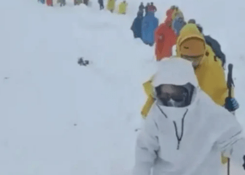 Furtună de zăpadă pe Everest: aproape 1.000 de turiști blocați, sute de salvatori mobilizați