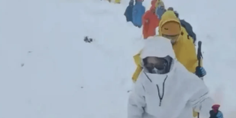 Furtună de zăpadă pe Everest: aproape 1.000 de turiști blocați, sute de salvatori mobilizați