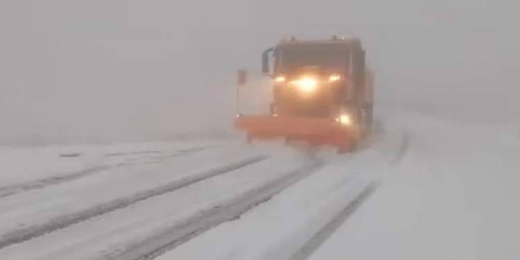 Transfăgărășanul, închis temporar din cauza ninsorilor abundente