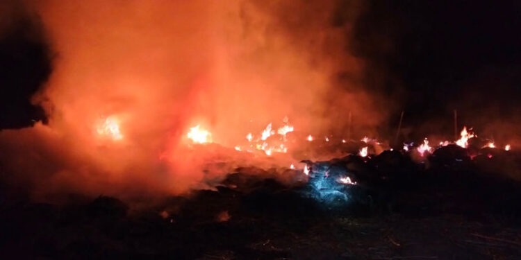 Nutreț incendiat la Carabetovca: un localnic acuză un gest intenționat